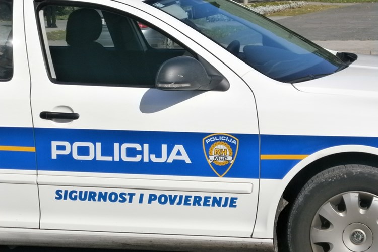 Kaos u Brodskom Stupniku: Dvojac napao konobaricu!